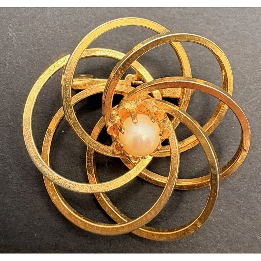 Vintage Spirals Circle Swirl Brooch‎ Gold Tone w/ Faux Pearl Classic Glam